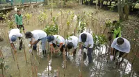 Dalam rangka memperingati hari pohon sedunia, PT Pupuk Indonesia melakukan penanaman 5.500 bibit mangrove (dok: Pupuk Indonesia)