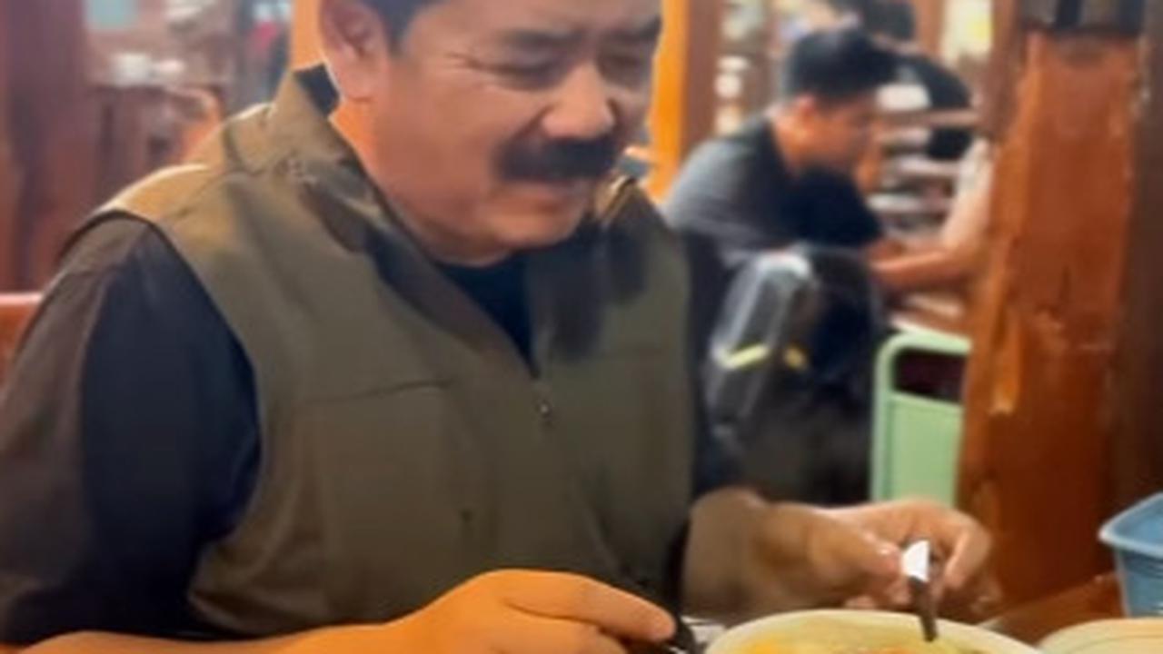 Bikin Ngiler Kulineran Mantan Panglima TNI Santap Mie Jowo Plus Balungan Ayam "Wuenakk"