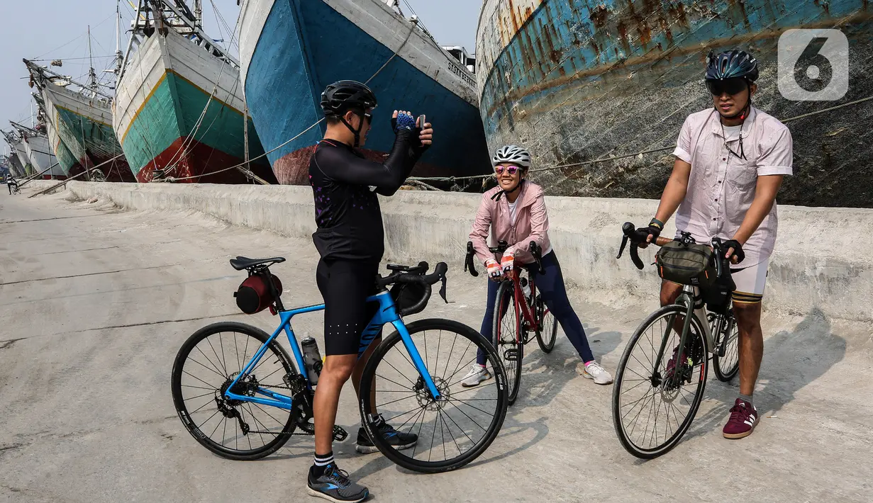 Warga beraktivitas di kawasan Pelabuhan Sunda Kelapa, Jakarta, Minggu (23/5/2021). Menteri BUMN Erick Thohir berencana mempercantik kawasan Pelabuhan Sunda Kelapa untuk dijadikan destinasi wisata tempat kapal pesiar bersandar dengan tetap mempertahankan nilai sejarah. (Liputan6.com/JohanTallo)