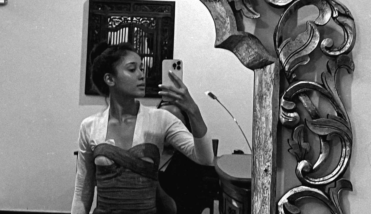 Sebagai aktris dan model, tidak jarang hasil pemotretan dari Yasmin Napper kerap mencuri perhatian. Banyak netizen memuji penampilannya dalam pemotretan tersebut dengan berbagai ucapan kagum. Bahkan tidak sedikit yang menyebut dirinya tetap menawan dengan makeup apapun. (Liputan6.com/IG/@yasminnapper)