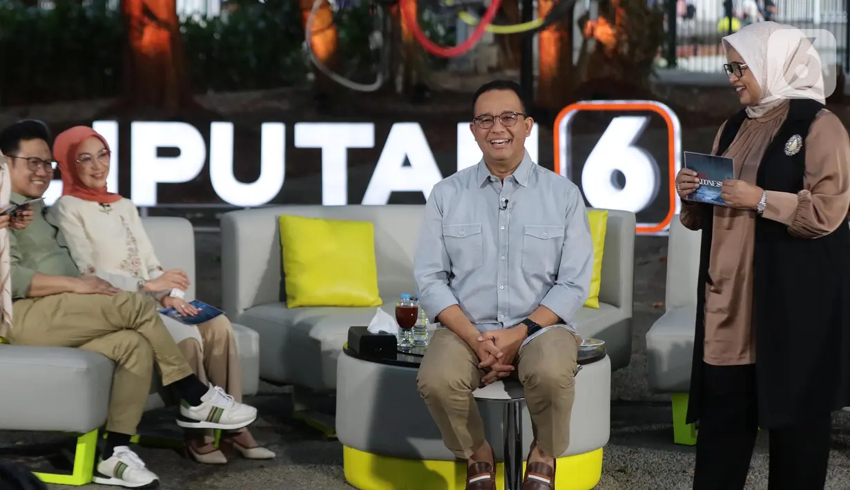 Bakal Calon Presiden Anies Baswedan (kedua kanan) bersama istri, Fery Farhati Ganis saat program Pemilu stasiun televisi SCTV “Kita Indonesia” di kawasan Gelora Bung Karno Jakarta, Selasa (12/9/2023). (Liputan6.com/Helmi Fithriansyah)