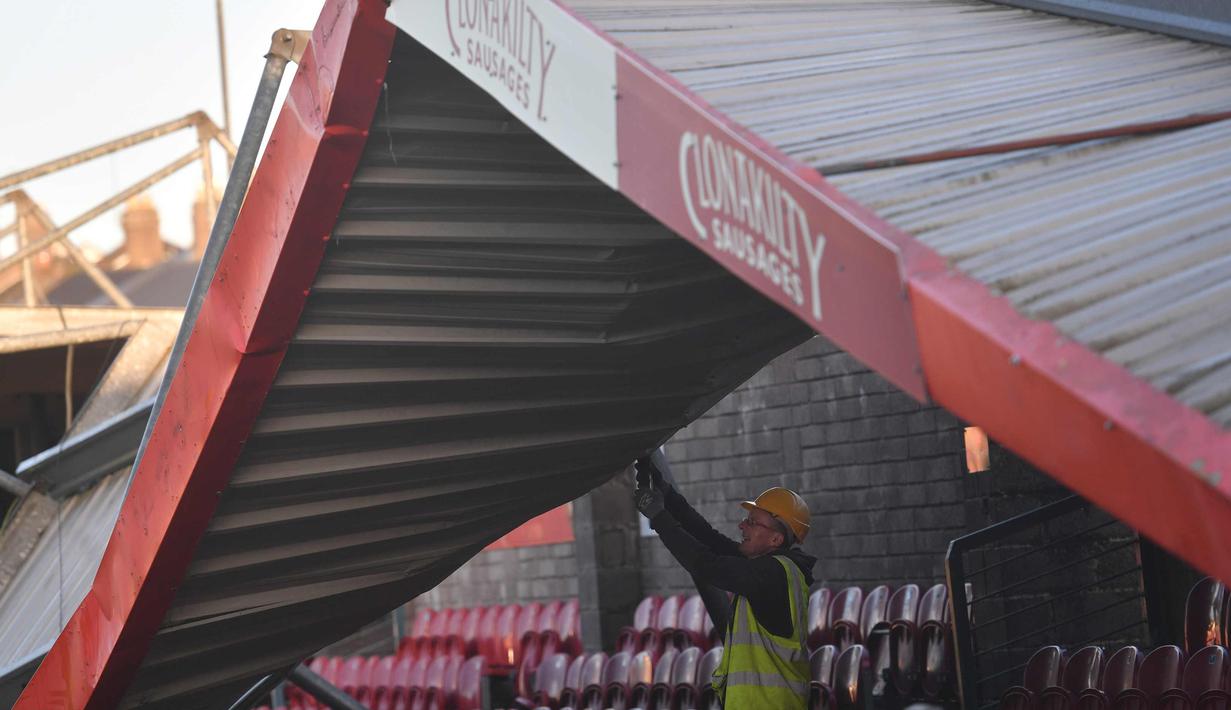 Pekerja memeriksa atap stadion Turners Cross usai diterjang badai Ophelia di kota Cork, Irlandia (17/10). Badai yang pernah menerjang Samudra Atlantik pada 1939 ini menghantam pantai Irlandia yang mengakibatkan kerusakan. (AFP Photo/Ben Stansall)