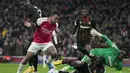 Penyerang Arsenal Gabriel Jesus, kedua kiri, berebut bola dengan bek Lens Massadio Haidara pada matchday 5 Grup B Liga Champions 2023/2024, di Emirates Stadium (30/11/2023) dini hari WIB. (AP Photo/Kin Cheung)