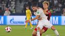 Striker Real Madrid, Karim Benzema, berusaha melewati bek Kashima Antlers, Jung Seung-Hyun, pada laga Piala Dunia Antarklub di Stadion Zayed Sports City, Abu Dhabi, Rabu (19/12). Madrid menang 3-1 atas Kashima. (AFP/Giuseppe Cacace)