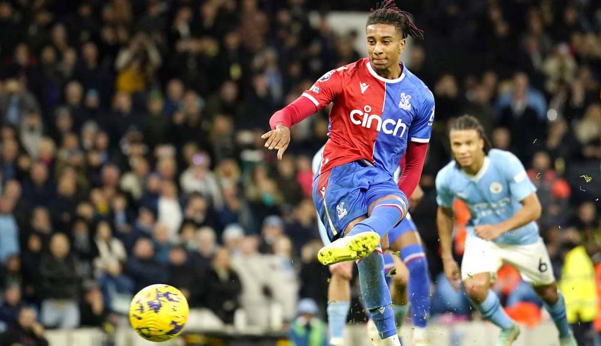 Pemain Crystal Palace, Michael Olise, melepaskan tendangan penalti ke gawang Manchester City dalam duel pekan ke-17 Liga Inggris 2023/2024 di Stadion Etihad, Sabtu (16/12/2023). (AP Photo/Dave Thompson)