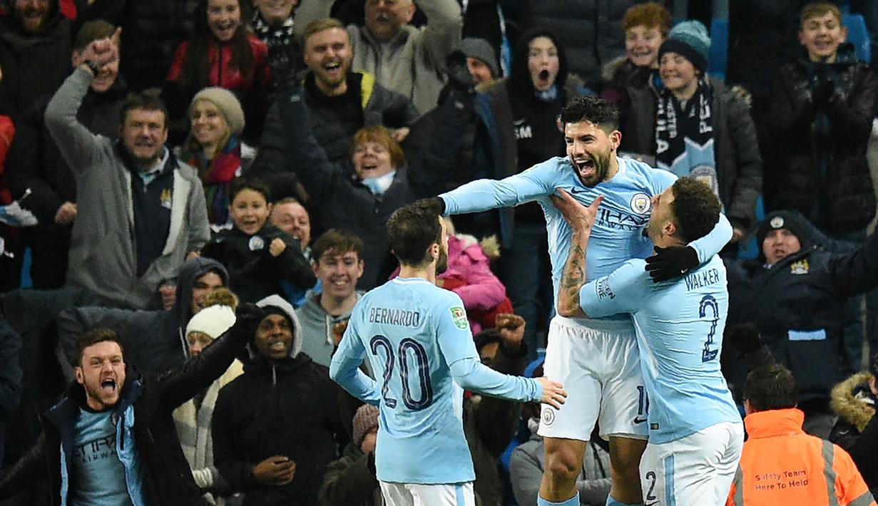 Striker Manchester City, Sergio Aguero, melakukan selebrasi usai mencetak gol ke gawang Bristol City pada leg pertama semifinal Piala Liga Inggris di Stadion Etihad, Selasa (9/1/2018). Manchester City menang 2-1 atas Bristol City. (AFP/Oli Scarff)
