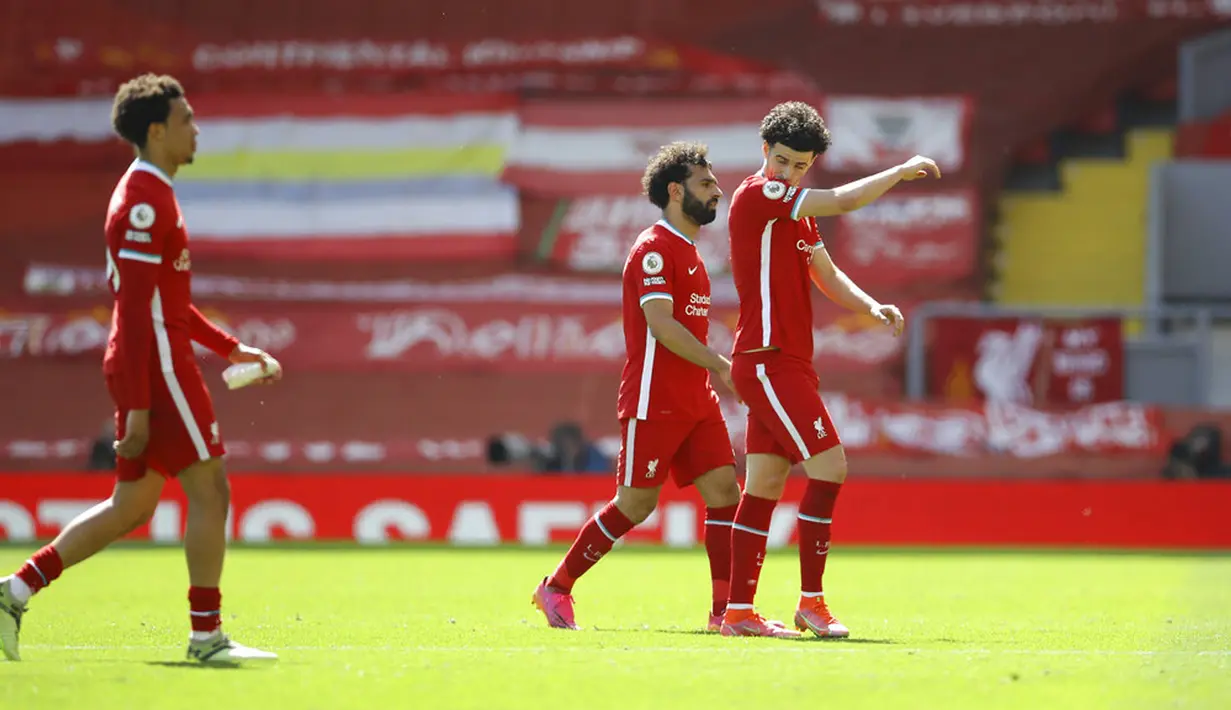 Pemain Liverpool meninggalkan lapangan pada laga melawan Newcastle United pada pertandingan Liga Inggris di Stadion Anfield, Liverpool, Inggris, Sabtu (24/4/2021). Pertandingan berakhir imbang 1-1. (David Klein, Pool via AP)