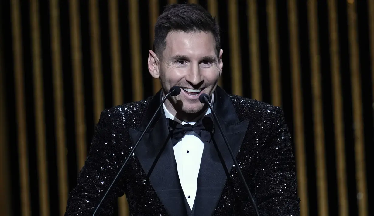Catatan ini juga sekaligus meninggalkan rekor pesaing abadi La Pulga, Cristiano Ronaldo yang baru meraih lima trofi. Pada edisi Ballon d'Or 2021, CR7 harus terlempar dari tiga besar dan hanya puas menempati posisi keenam. (AP/Christophe Ena)