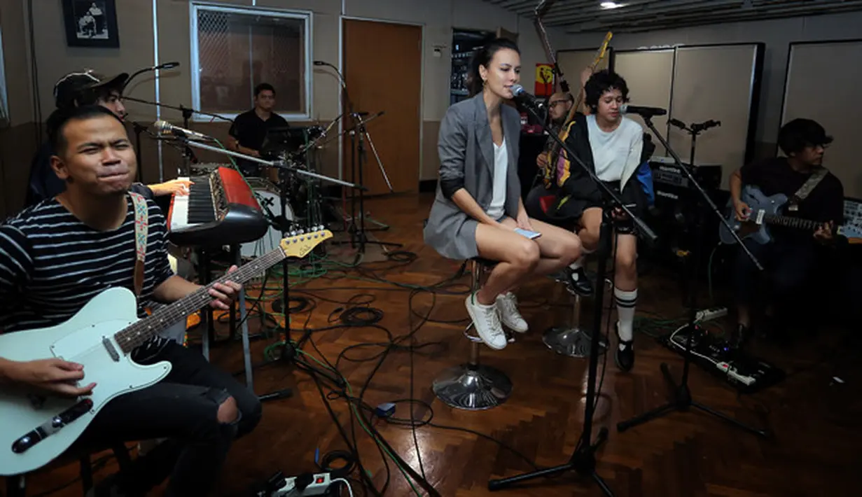 Demi menyuguhkan penampilan yang maksimal dan memuaskan para penggemar, NEV+ dan Sophia Latjuba menggelar workshop di studio milik Musica Studios di kawasan Pancoran, Jakarta Selatan, Jumat (26/1/2018). (Deki Prayoga/Bintang.com)
