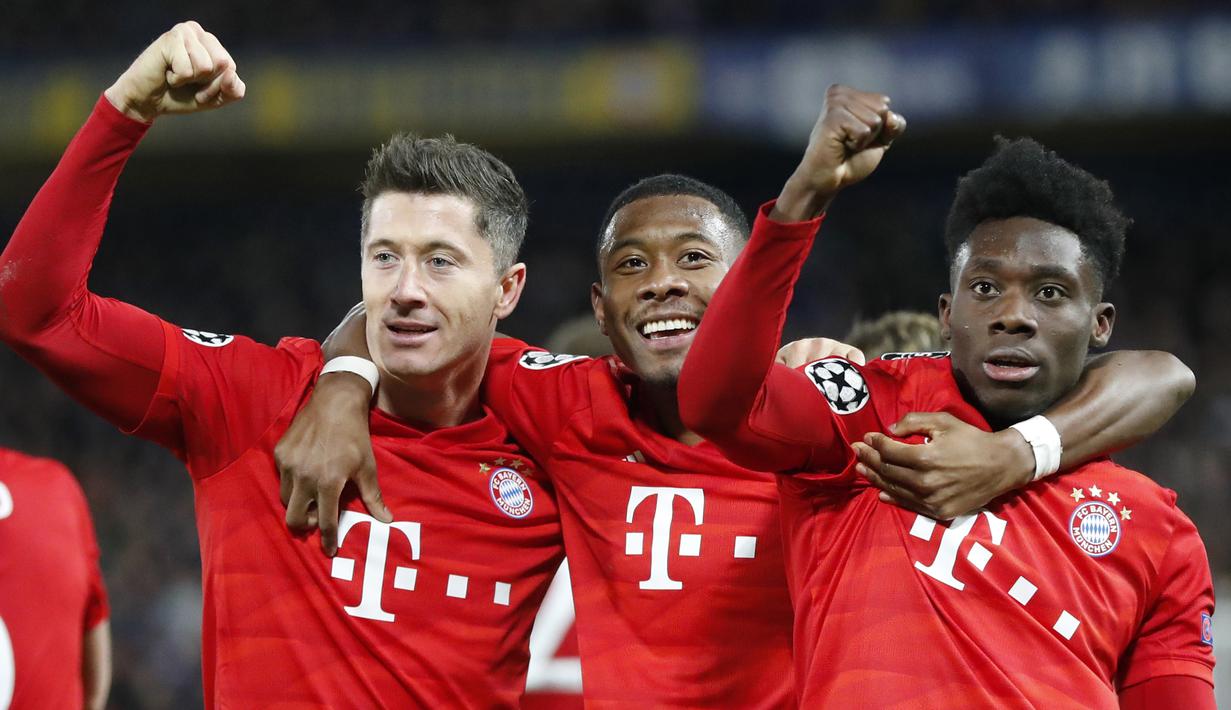 Para pemain Bayern Munchen merayakan kemenangan atas Chelsea pada laga Liga Champions di Stadion Stamford Bridge, Selasa (25/2/2020). Chelsea takluk 0-3 dari Bayern Munchen. (AP/Frank Augstein)