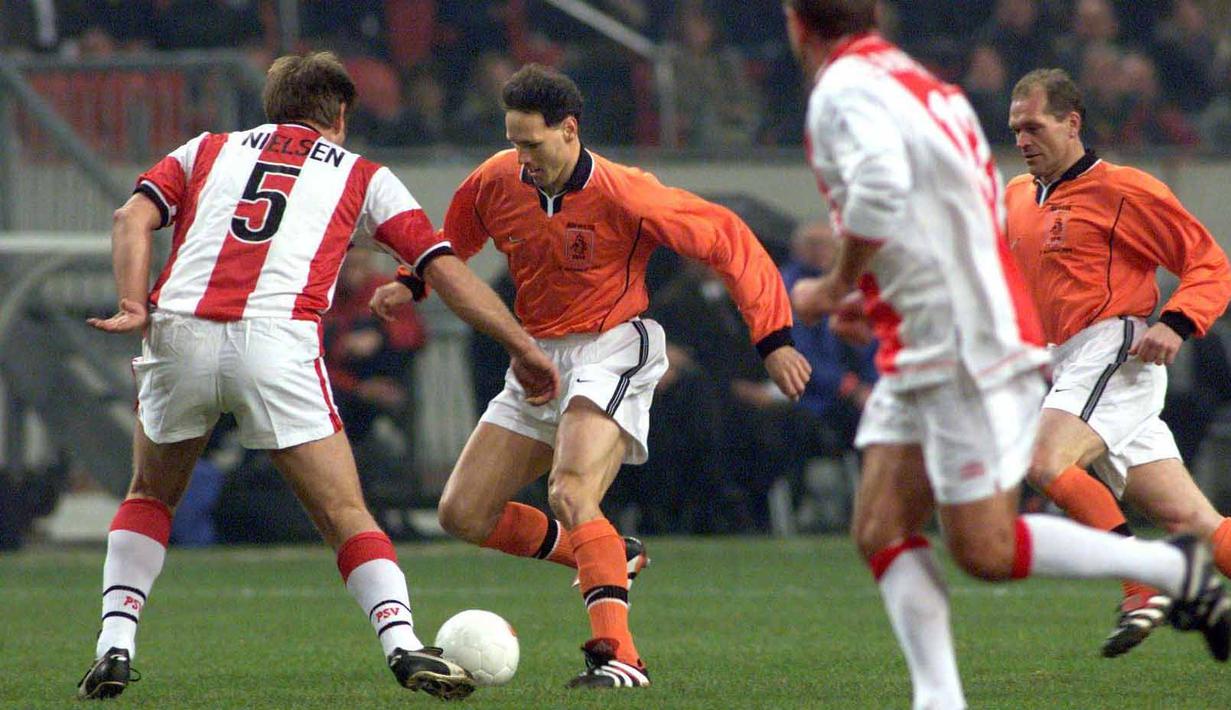 Marco van Basten (kiri kedua) dikenal karena rekor mencetak golnya yang sensasional. Peraih Ballon d'Or tiga kali tersebut telah mencetak 51 gol dari 55 percobaan menendang penalti. Hal tersebut memeberinya tingkat keberhasilan 94,4% saat menjadi algojo 12 pas. (AFP/Cor Mulder)