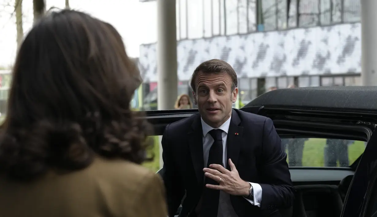 Rabu malam, Macron dijadwalkan untuk mengadakan pembicaraan dengan Perdana Menteri Mark Rutte dan mengunjungi pameran lukisan karya master Belanda Johannes Vermeer yang terjual habis di Rijksmuseum Amsterdam. (AP Photo/Peter Dejong)