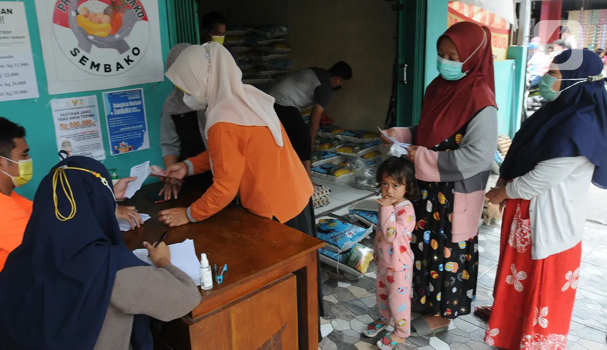 Keluarga Penerima Manfaat (KPM) belanja sembako dari uang Bantuan Sosial Tunai (BST) program sembako dari Kemensos di Kelurahan Cinangka, Depok, Jumat (25/2/2022). Lebih dari 400 KK mendapat dana rapelan BST Januari-Maret sebesar Rp 600 ribu yang harus dibelanjakan sembako. (merdeka.com/Arie Basuki)