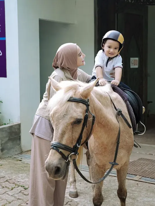 Zaskia Sungkar juga kerap membagikan beberapa momen Ukkasya saat naik kuda.  Tampak, ia sudah mulai asyik menunggang kuda. [Instagram/zaskiasungkar15]