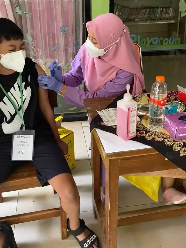Vaksinasi Covid-19 Anak Usia 6-11 Tahun di RPTRA Gondangdia Menteng Jakarta Pusat. (Foto: Adinda Tri Wardhani - Fimela.com)