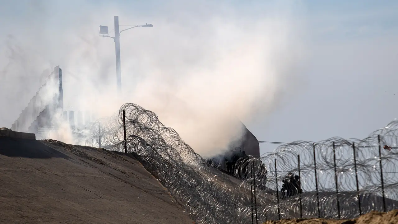 Nekat Terobos Perbatasan Meksiko-AS, Rombongan Migran Ditembaki Gas Air Mata