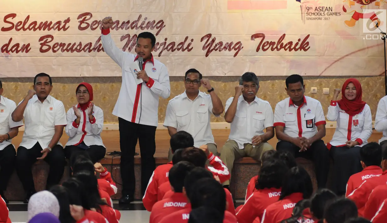 Menpora, Imam Nahrawi (ketiga kiri) memberi arahan pada atlet pelajar Indonesia saat upacara pelepasan di Jakarta, Rabu (12/7). 184 pelajar akan berlaga di Asean Schools Games 2017 di Singapura, 15-20 Juli. (Liputan6.com/Helmi Fithriansyah)