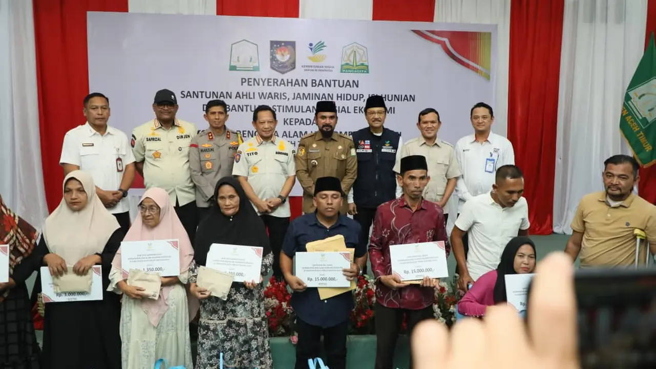 Penyerahan Bansos Pemerintah untuk Penanganan Korban Bencana Alam