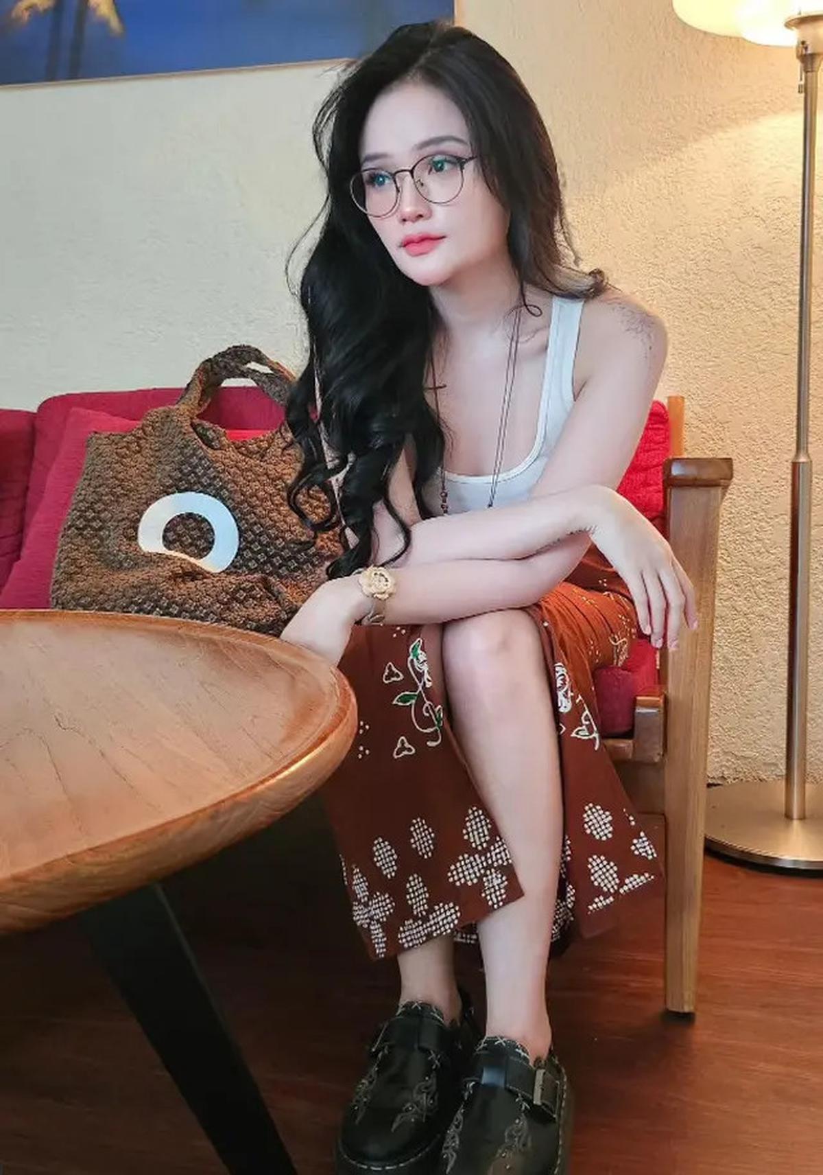 9 Gaya Fanny Soegi dengan Rok Batik, Anggun dan Kekinian