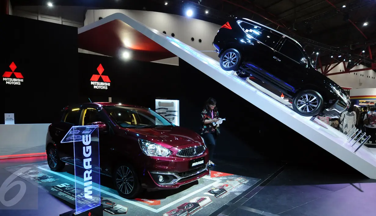 Deretan salah satu merek mobil yang dipamerkan di Indonesia Internasional Motor Show (IIMS) 2017 di Jakarta, Kamis (27/4). 30 merek kendaraan roda dua maupun roda tiga dipamerkan hingga 7 Mei mendatang. (Liputan6.com/Helmi Fithriansyah)