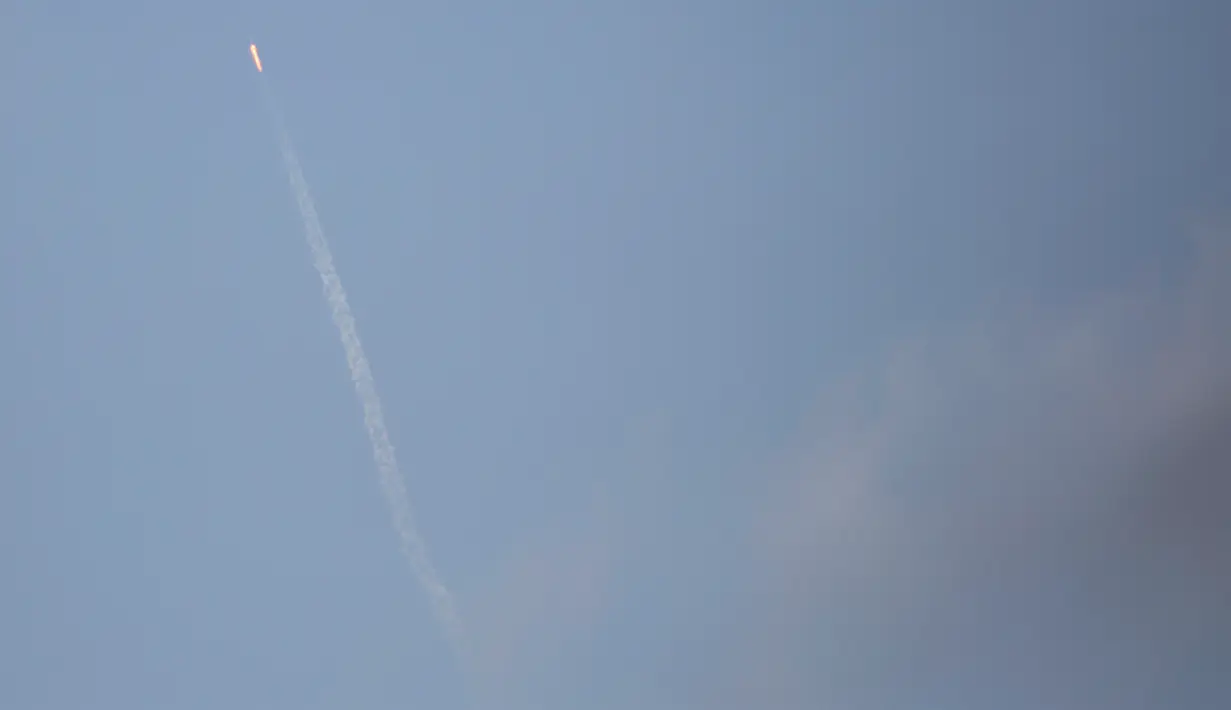 Roket Falcon 9 milik SpaceX meluncur dari landasan 39A, Kennedy Space Center, Florida, AS, Minggu (19/2). Dikabarkan roket Falcon 9 itu berhasil mendarat kembali ke tempat awal. (AFP PHOTO / GREGG NEWTON) 
