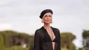 Aktris Charlize Theron berpose untuk fotografer setibanya di pemutaran perdana dunia film 'Fast X' di Roma, Jumat, 12 Mei 2023. (AP Photo/Domenico Stinellis)