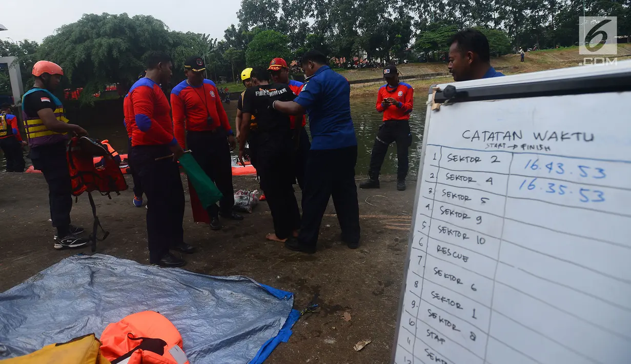Suku Dinas Penanggulangan Kebakaran dan Penyelamatan menggelar lomba ketangkasan water rescue di Kanal Banjir Timur, Jakarta, Kamis (3/5). Perlombaan tersebut diikuti petugas pemadam kebakaran sewilayah Jakarta Timur. (Merdeka.com/Imam Buhori)