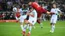 Bayern Munich mencoba menyamakan kedudukan. Robert Lewandowski beberapa kali terlihat memiliki peluang emas di muka gawang Moenchengladbach yang dikawal oleh Yann Sommer. Namun hingga menit ke-26, usahanya belum membuahkan hasil. (Foto: AFP/Ina Fassbender)