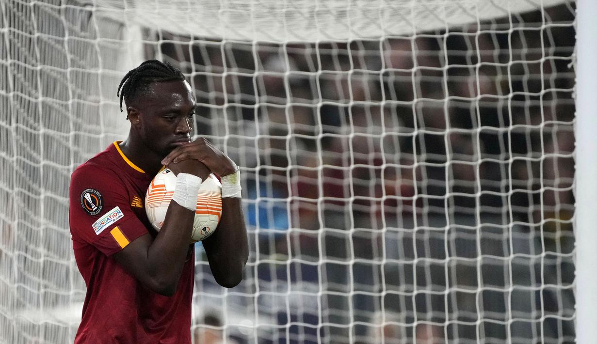 Reaksi kecewa pemain AS Roma, Tammy Abraham setelah gagal mencetak gol ke gawang Juventus pada laga leg pertama semifinal Liga Europa 2022/2023 di Olympic Stadium, Roma, Jumat (12/05/2023) WIB. Pertandingan dimenangkan oleh AS Roma dengan skor 1-0. (AP Photo/Gregorio Borgia)