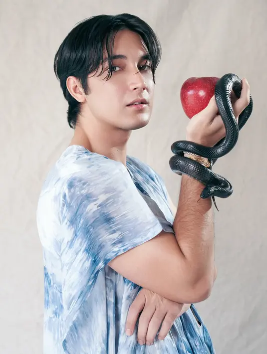 Junior Roberts nampak estetik dengan dress tie dye biru dengan tangannya terlilit ular hitam [@sandrinna_11]