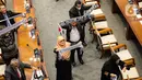 Namun, Ketua DPR RI Puan Maharani dan pimpinan DPR lainnya tidak terlihat mengenakan syal tersebut. (Liputan6.com/Faizal Fanani)