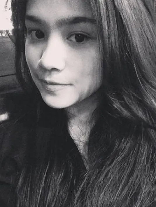 Foto hitam putih Putri sulung Mulan Jameela, Tyarani Savitri Nugraha yang di unggah ke Instagram miliknya. Tiara merupakan putri Mulan dari pernikahan sebelumnya bersama Harry Nugraha. (Instagram/@tyaranisavitri)