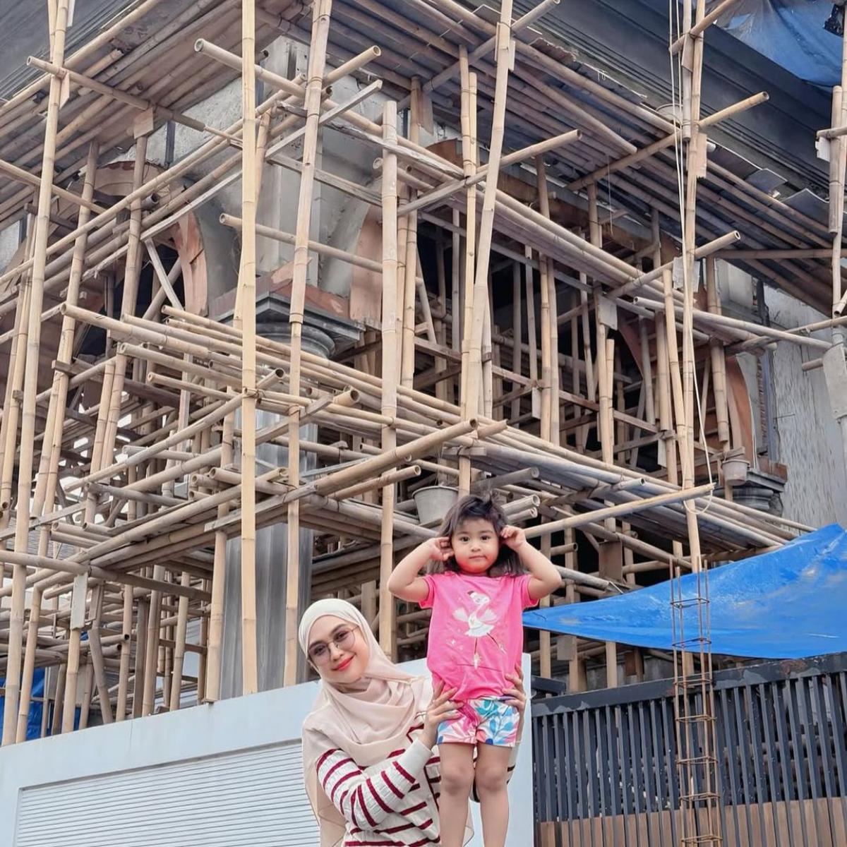 Moana dan Ria Ricis Kompak Kunjungi Proses Pembangunan Rumah, Kolam Renang Jadi Sorotan