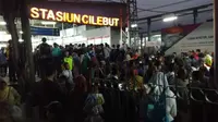 Penumpang mengantre di loket untuk membeli karcis kertas KRL di Stasiun Bojong Gede. (Istiemewa)