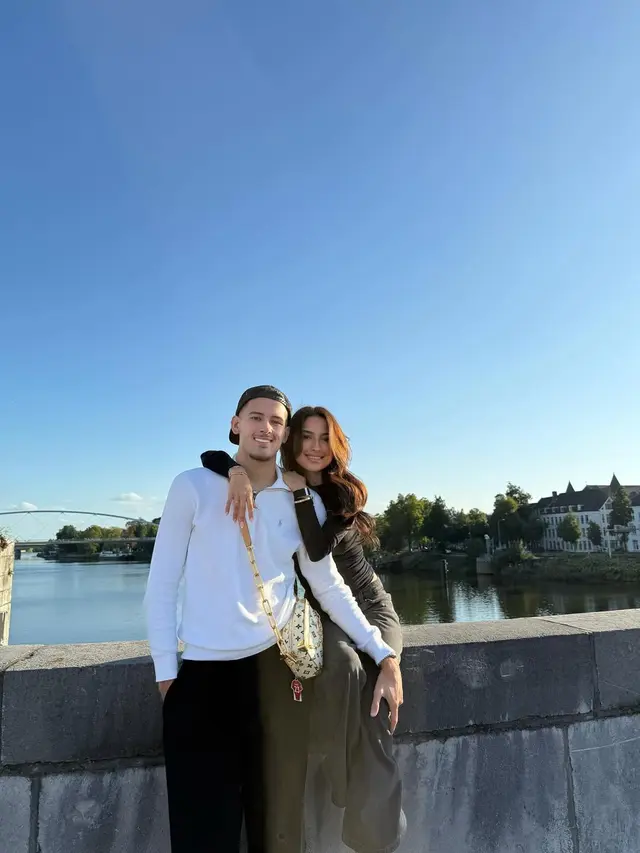 Isyaratkan Akan Pindah, Gaya Santai Elegan Jennifer Coppen Selama Tinggal di Belanda