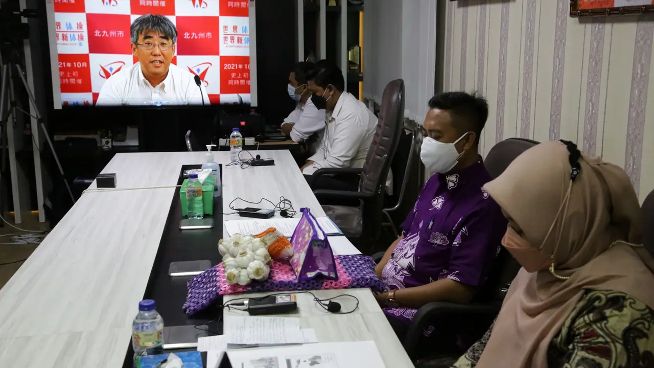 Workshop pengelolaan sampah secara virtual Pemerintah Kota (Pemkot) Surabaya bersama Pemkot Kitakyushu, Jepang. (Dian Kurniawan/Liputan6.com)