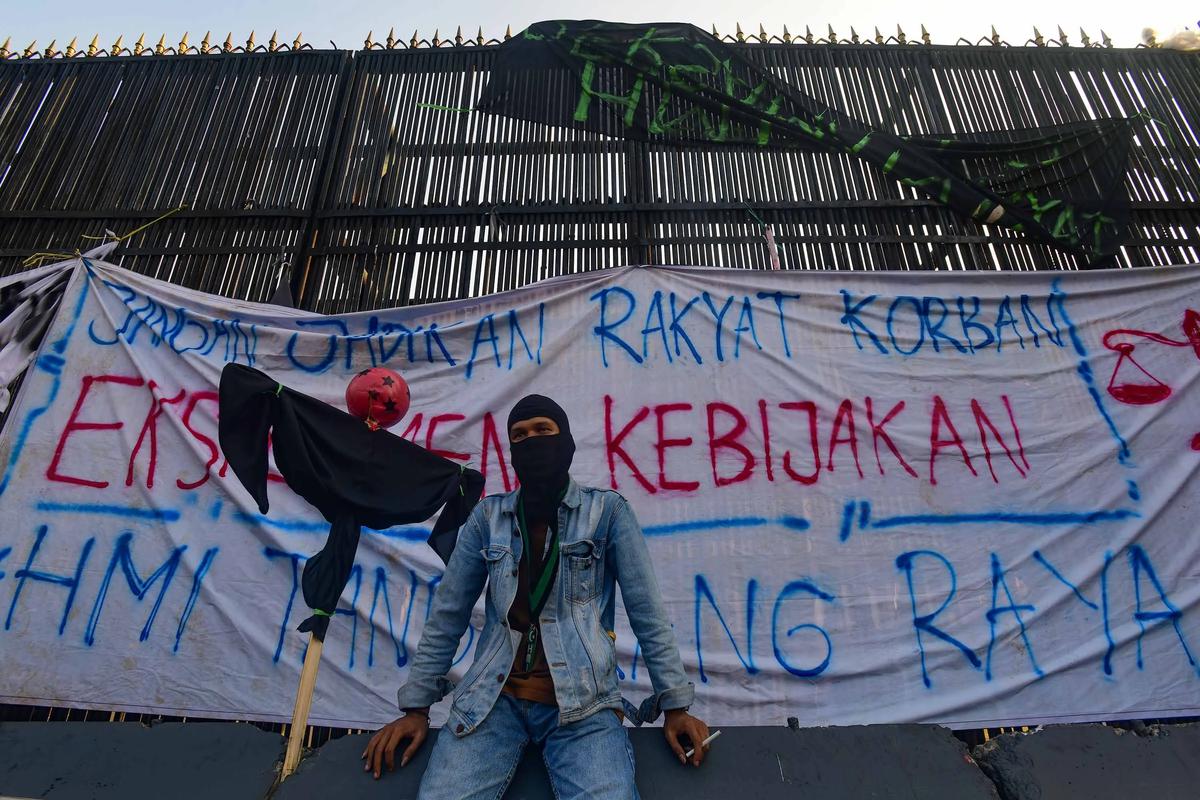 FOTO: Ratusan Mahasiswa Gelar Aksi di DPR Soroti Kebijakan Pemerintah