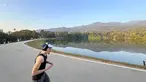 Seorang warga berolahraga di tepi Danau Angkaew di Chiang Mai, Thailand, Senin (8/12/2025). (Bola.com/Bagaskara Lazuardi)