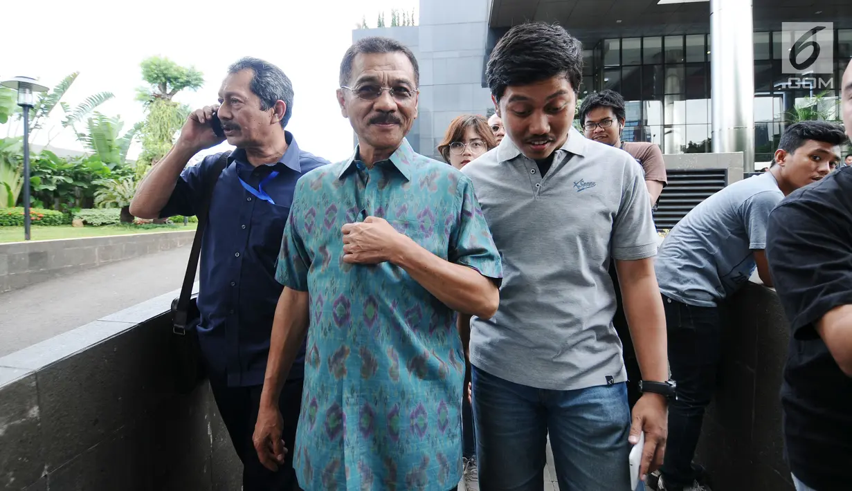Mantan Mendagri Gamawan Fauzi (kedua kiri) meninggalkan Gedung KPK usai menjalani pemeriksaan, Jakarta, Rabu (8/11). Gamawan diperiksa terkait kasus dugaan korupsi KTP Elektronik. (Liputan6.com/Helmi Fithriansyah)