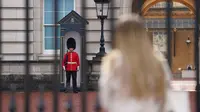 Seorang anggota Pengawal Ratu di Istana Buckingham di London, Kamis (8/9/2022). Istana Buckingham mengatakan Ratu Elizabeth II telah ditempatkan di bawah pengawasan medis karena para dokter "memperhatikan kesehatan Yang Mulia." Anggota keluarga kerajaan pergi ke Skotlandia untuk bersama raja berusia 96 tahun itu. (Kirsty O'Connor/PA via AP)