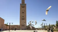 Pemandangan Masjid Koutoubia di kota Marrakesh, Maroko pada 24 Februari 2021. (FADEL SENNA/AFP)