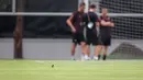 <p>Seekor burung terlihat saat Timnas Jerman U-17 latihan menjelang laga final Piala Dunia U-17 2023 di Lapangan Kota Barat, Solo, Kamis (30/11/2023). (Bola.com/Bagaskara Lazuardi)</p>