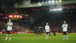 Para pemain Manchester United bereaksi setelah pertandingan melawan Liverpool pada lanjutan Liga Inggris di stadion Anfield, Inggris, Minggu (5/3/2023). Dengan Kekalahan ini, Manchester United tetap di posisi tiga dengan 49 poin, tertinggal 14 poin dari Arsenal yang ada di puncak. (AP Photo/Jon Super)
