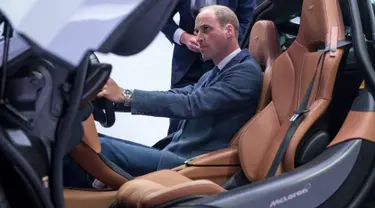 Pangeran William duduk di kursi pengemudi mobil McLaren 720S saat berkunjung ke McLaren Automotive Production Center di Woking (12/9). McLaren 720S ini adalah generasi kedua supercar dari pabrikan otomotif Inggris. (AFP Photo/Pool/Chris J Ratcliffe)