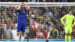 Ekspresi pemain Chelsea, Gary Cahill saat gagal mengantisipasi bola yang berbuah gol dari kaki pemain Arsenal, Alexis Sanchez pada lanjutan Premier League di Emirates Stadium, Minggu (25/9/2016) dini hari WIB. (Reuters/Dylan Martinez)