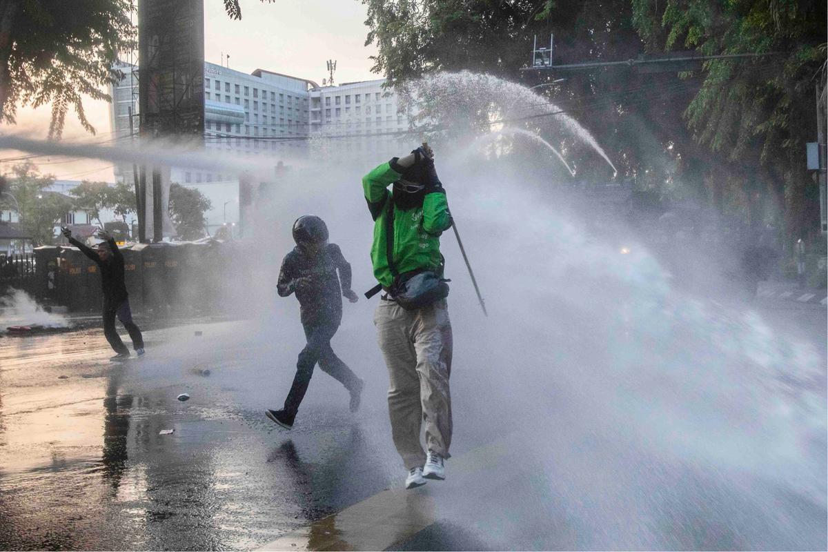 FOTO: Ricuh Aksi Mahasiswa Tolak Tunjangan DPR, Polisi Semprotkan Water Canon