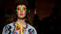 Model memperagakan busana Spring/Summer 2017 karya desainer asal India, Manish Arora selama Paris Fashion Week di Paris, Prancis (29/9). Model tersebut tampil dengan gaya rambut yang unik. (REUTERS/Gonzalo Fuentes)