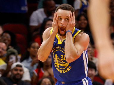 Pemain Golden State Warrirors, Stephen Curry melakukan selebrasi setelah mencetak three poin pada laga lanjutan NBA 2023/2024 antara Houston Rockets melawan Golden State Warriors di Toyota Center, Houston, Texas, 29 Oktober 2023 waktu setempat. (AFP/Getty Images/Tim Warner)