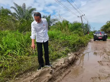 Presiden Joko Widodo atau Jokowi meninjau kondisi ruas jalan Gunting Saga di Kabupaten Labuhanbatu Utara, Sumatera Utara (Sumut), Rabu (17/5/2023). (FOTO: Dok. Agus Suparto/Biro Pers Kepresidenan)