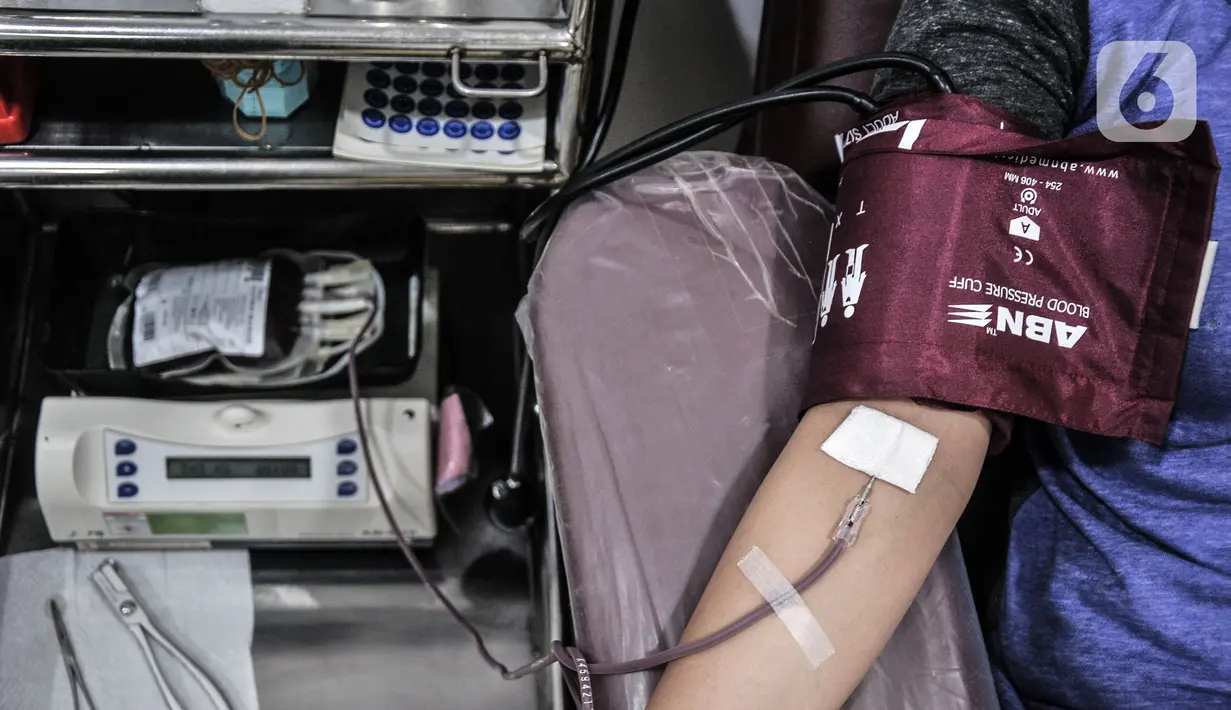 Warga melakukan donor darah di Kantor PMI Jakarta Timur, Rabu (28/7/2021). Tiap harinya, PMI Jakarta Timur melayani 20-30 pendonor darah meski jumlah menurun akibat pandemi COVID-19 ditambah keterbatasan akses warga saat PPKM. (merdeka.com/Iqbal S. Nugroho)